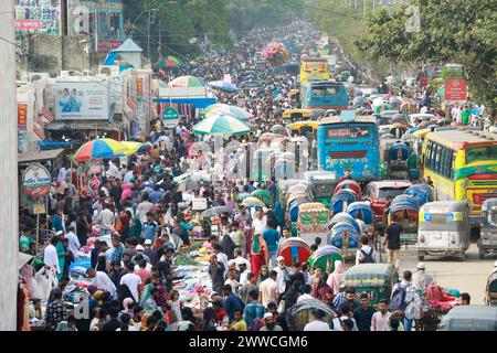 Vendredi, les citadins se sont précipités dans les centres commerciaux et les boutiques de fortune pour leurs achats de l’Aïd avant le Saint Eid-ul-Fitr, le plus grand festival de l’année pour les musulmans, à Dhaka, au Bangladesh, le 22 mars 2024. Tous les centres commerciaux de New Market, Panthapath, Dhanmondi, Farmgate, Gausia, Elephant Road, Mirpur, Uttara, Gulshan et d'autres parties de la ville ont été animés par la présence de clients de l'Aïd. Par conséquent, les navetteurs étaient confrontés à d'énormes embouteillages car la plupart des rues étaient remplies de véhicules. Photo de Suvra Kanti Das/ABACAPRESS.COM Banque D'Images