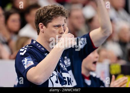 23 mars 2024, Schleswig-Holstein, Kiel : Handball : Bundesliga, THW Kiel - SG Flensburg-Handewitt, Journée 26, Wunderino Arena. Nicolej Krickau, entraîneur de Flensburg, gestes. Photo : Frank Molter/dpa Banque D'Images