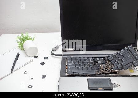 L'homme a détruit l'ordinateur portable avec un marteau. Travail nerveux, ordinateur buggy, erreurs, Internet lent, non sauvegardé dans le jeu, texte imprimé, accroché. Mauvais vieux comput Banque D'Images
