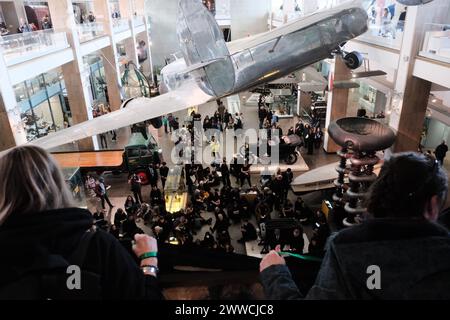 Londres, Angleterre, Royaume-Uni. 23 mars 2024. La Fossil Free Science Museum Coalition organise une manifestation au Science Museum sur Exhibition Road. L'événement, intitulé « Reclaim the Science Museum », fait partie d'une campagne plus large visant à plaider pour un avenir sans fossiles. La coalition, composée de divers groupes environnementaux, demande au musée de rompre les liens avec les commanditaires des combustibles fossiles, arguant que ces relations sont en contradiction avec la mission du musée de promouvoir la science et l'éducation. Crédit : ZUMA Press, Inc/Alamy Live News Banque D'Images