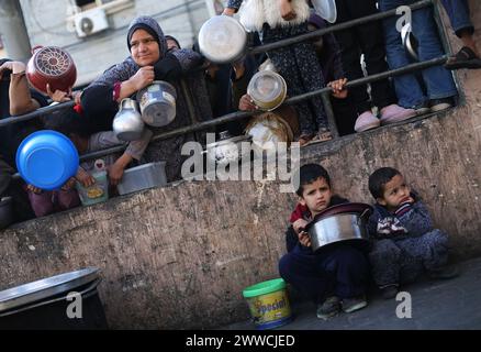 Séoul, Corée du Sud. 14 mars 2024. Les gens attendent une aide alimentaire dans la ville de Rafah, dans le sud de la bande de Gaza, le 14 mars 2024. Crédit : Khaled Omar/Xinhua/Alamy Live News Banque D'Images