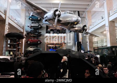 23 mars 2024, Londres, Angleterre, Royaume-Uni : la Fossil Free Science Museum Coalition organise une manifestation au Science Museum sur Exhibition Road. â événement, intitulé œReclaim€Museumâ Science€, fait partie d’une campagne plus large visant à plaider pour un avenir sans fossiles. La coalition, composée de divers groupes environnementaux, appelle le musée à rompre les liens avec les sponsors des combustibles fossiles, arguant que ces relations sont en contradiction avec la mission de museumâ€™ de promouvoir la science et l'éducation. (Crédit image : © Joao Daniel Pereira/ZUMA Press Wire) USAGE ÉDITORIAL SEULEMENT! Non destiné aux États-Unis commerciaux Banque D'Images