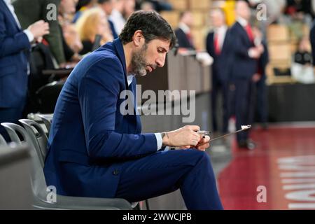 Monaco, Monaco. 22 mars 2024. Alex Mumbru, entraîneur de Valence, est vu lors du match Euroleague entre L'AS Monaco et Valence basket dans la salle Gaston-médecin. Score final ; Monaco 79:78 Valencia basket. (Photo de Laurent Coust/SOPA images/SIPA USA) crédit : SIPA USA/Alamy Live News Banque D'Images