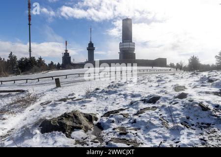 Schneefall im März BEI einem kräftigen Schneeschauer ist die Landschaft rund um den Großen Feldberg im Taunus wieder winterlich mit einer dünnen Schneedecke., Schmitten Hessen Deutschland *** chute de neige en mars après une forte averse de neige, le paysage autour du Großer Feldberg dans le Taunus est une fois de plus hivernal avec une mince couverture de neige, Schmitten Hessen Allemagne Banque D'Images