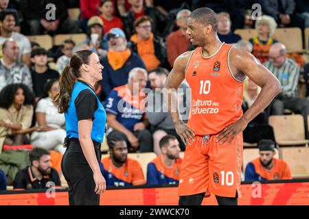 Monaco, Monaco. 22 mars 2024. Le joueur de Valence #10 Damian Inglis réagit avec l'arbitre lors du match Euroleague entre L'AS Monaco et Valence basket à la salle Gaston-médecin. Score final ; Monaco 79:78 Valencia basket. (Photo de Laurent Coust/SOPA images/SIPA USA) crédit : SIPA USA/Alamy Live News Banque D'Images