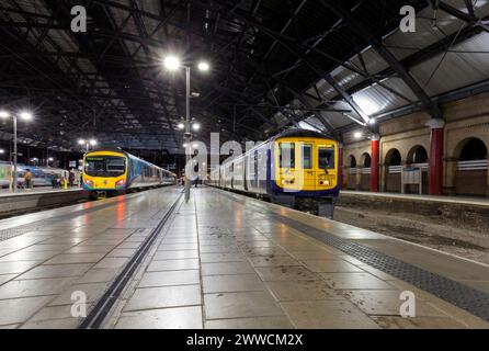 Dernière classe Northern Rail 319, 319368 (à droite) à Liverpool Lime Street lors de son dernier jour de service avec un TransPennine Express classe 185, le 2 janvier 2024 Banque D'Images