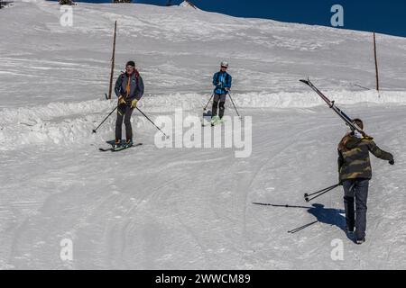 KRKONOSE, RÉPUBLIQUE TCHÈQUE - 13 MARS 2022 : skieurs à Zlate navrsi dans les montagnes de Krkonose (géant), République tchèque Banque D'Images