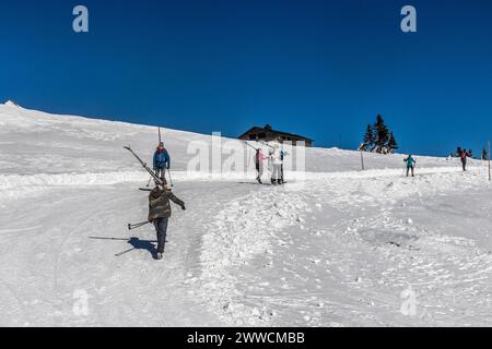 KRKONOSE, RÉPUBLIQUE TCHÈQUE - 13 MARS 2022 : skieurs à Zlate navrsi dans les montagnes de Krkonose (géant), République tchèque Banque D'Images