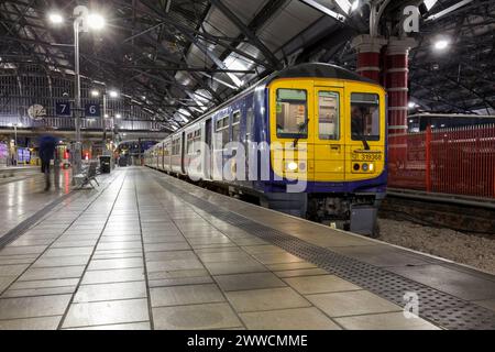 Après être arrivé avec le dernier service de passagers à être exploité par un train Northern Rail classe 319, 319368 à Liverpool Lime Street, le 2 janvier 2024 Banque D'Images