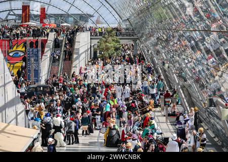 Leipzig, Allemagne. 23 mars 2024. De nombreux visiteurs remplissent la salle de verre de la Foire du livre de Leipzig. Plus de 2000 exposants de 40 pays présentent leurs nouveaux produits à la réunion de printemps de l'industrie du livre. Crédit : Jan Woitas/dpa/Alamy Live News Banque D'Images