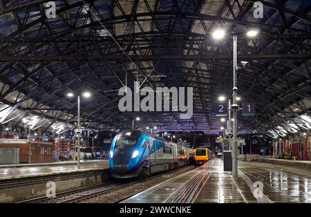 TransPennine Express train bi-mode classe 802 802213 à la gare Liverpool Lime Street, avec un train électrique Northern Rail classe 323 (323233 - à droite) Banque D'Images