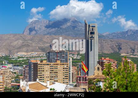 BENIDORM, ESPAGNE - 14 AOÛT 2020 : vue sur les gratte-ciel de la ville depuis le Tossal de la Cala, une colline située entre la plage de Poniente et Finestrat Bea Banque D'Images