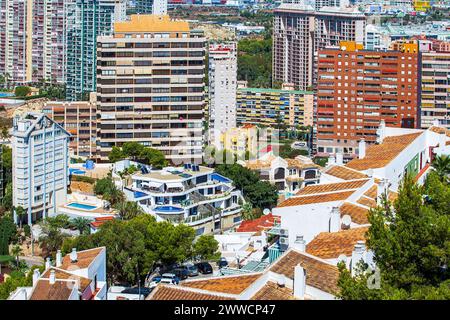 BENIDORM, ESPAGNE - 14 AOÛT 2020 : vue sur les gratte-ciel de la ville depuis Tossal de la Cala, une colline située entre les plages de Poniente et de Finestrat. Banque D'Images