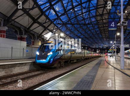 TransPennine Express CAF classe 397 train électrique 397012 à la gare Liverpool Lime Street avec un service écossais Banque D'Images