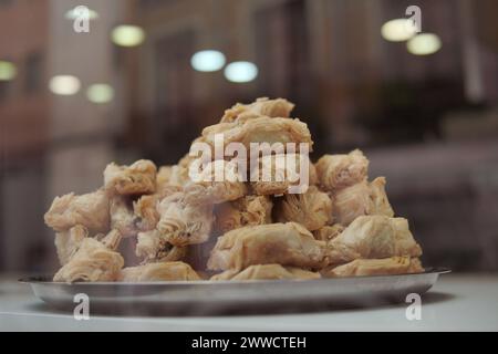 Une pile de plaisir turc (lokum) dans la vitrine Banque D'Images