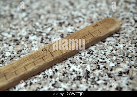 règle en bois sur le fond en bois brun Banque D'Images