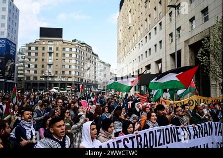 Milan, Italie. 23 mars 2024. Les manifestants pro-palestiniens se rassemblent pour manifester leur solidarité avec les Palestiniens et pour exiger un cessez-le-feu immédiat à Gaza crédit : Piero Cruciatti/Alamy Live News Banque D'Images