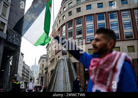 Milan, Italie. 23 mars 2024. Les manifestants pro-palestiniens se rassemblent pour manifester leur solidarité avec les Palestiniens et pour exiger un cessez-le-feu immédiat à Gaza crédit : Piero Cruciatti/Alamy Live News Banque D'Images