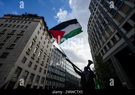 Milan, Italie. 23 mars 2024. Un manifestant pro-palestinien agite un drapeau géant lors d'un rassemblement pour montrer sa solidarité avec les Palestiniens et pour exiger un cessez-le-feu immédiat à Gaza crédit : Piero Cruciatti/Alamy Live News Banque D'Images