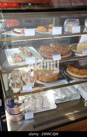 Vitrine de nourriture présentant une variété de produits de boulangerie et de desserts Banque D'Images