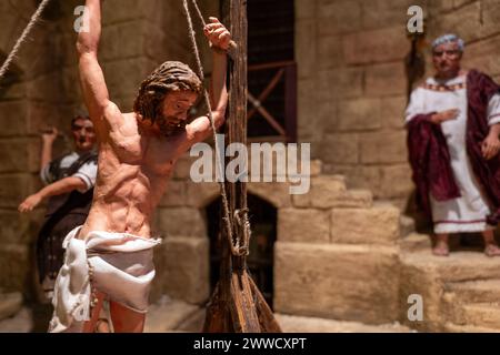 Bamberg, Allemagne. 23 mars 2024. Une scène de nativité passion montre le fléau de Jésus pendant que Pilate regarde. Du 23 mars au 7 avril 2024, les amis de la Nativité de Bamberg exposeront plus de 30 scènes de la Nativité représentant la passion, la mort et la Résurrection du Christ dans la Maternkapelle Bamberg, y compris des scènes rares comme celle-ci. Alors que l'affichage de scènes de nativité à Noël est encore une coutume populaire aujourd'hui, les scènes de passion ne sont plus fréquemment vues. Crédit : Pia Bayer/dpa/Alamy Live News Banque D'Images