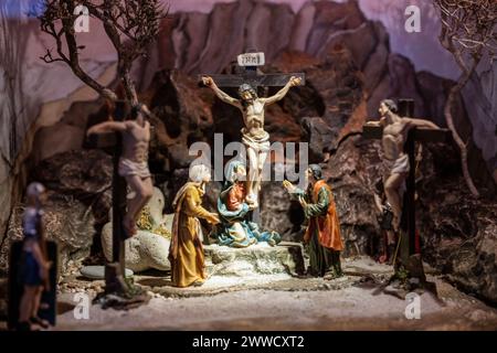 Bamberg, Allemagne. 23 mars 2024. Une passion Nativité montre la crucifixion de Jésus en format miniature. Du 23 mars au 7 avril 2024, les amis de la Nativité de Bamberg exposeront plus de 30 scènes de la Nativité représentant la souffrance, la mort et la résurrection du Christ dans la Maternkapelle Bamberg. Alors que l'affichage des scènes de la nativité à Noël est encore une coutume populaire aujourd'hui, les scènes de la passion de la nativité sont rarement vues. Crédit : Pia Bayer/dpa/Alamy Live News Banque D'Images