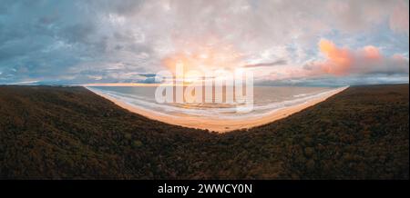 Vue aérienne à grand angle de la célèbre plage Seventy Five Mile Beach, plage de 75 km sur Fraser Island, Kgari, Queensland, Australie, peu avant le coucher du soleil Banque D'Images