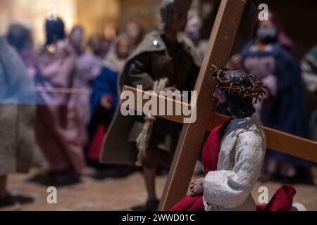 Bamberg, Allemagne. 23 mars 2024. Une crèche de passion montre le voyage de Jésus avec la croix. Du 23 mars au 7 avril 2024, les amis de la Nativité de Bamberg exposeront plus de 30 scènes de la Nativité représentant la passion, la mort et la Résurrection du Christ dans la Maternkapelle Bamberg. Alors que l'affichage des scènes de la nativité à Noël est encore une coutume populaire aujourd'hui, les scènes de la passion de la nativité sont rarement vues. Crédit : Pia Bayer/dpa/Alamy Live News Banque D'Images