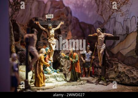 Bamberg, Allemagne. 23 mars 2024. La crucifixion de Jésus peut être vue en miniature dans une vitrine. Du 23 mars au 7 avril 2024, les amis de la Nativité de Bamberg exposeront plus de 30 scènes de la Nativité représentant la passion, la mort et la résurrection du Christ dans la Maternkapelle Bamberg. Alors que l'affichage des scènes de la nativité à Noël est encore une coutume populaire aujourd'hui, les scènes de la passion de la nativité sont rarement vues. Crédit : Pia Bayer/dpa/Alamy Live News Banque D'Images