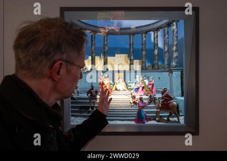 Bamberg, Allemagne. 23 mars 2024. Michael Suffa de Bamberg Nativity Friends montre une scène de la passion Nativité dans laquelle Jésus est représenté devant Pilate. Du 23 mars au 7 avril 2024, les amis des scènes de la Nativité présenteront plus de 30 scènes de la Nativité représentant la passion, la mort et la Résurrection du Christ dans la Maternkapelle Bamberg, y compris des scènes rares comme celle-ci. Alors que l'affichage de scènes de nativité à Noël est encore une coutume populaire aujourd'hui, les scènes de passion ne sont plus fréquemment vues. Crédit : Pia Bayer/dpa/Alamy Live News Banque D'Images