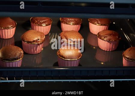 Petits souffles au chocolat cuisson au four Banque D'Images