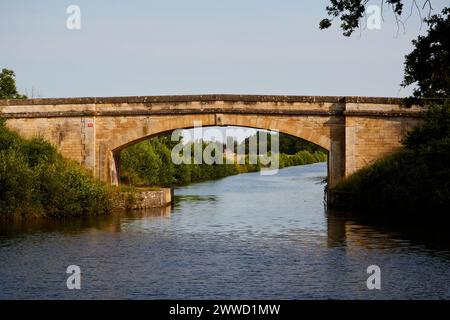 Passage du pont au-dessus de l'Yonne Banque D'Images