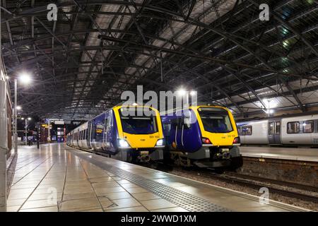 Train électrique à unités multiples Northern Rail classe CAF 331 à la gare de Liverpool Lime Street la nuit Banque D'Images