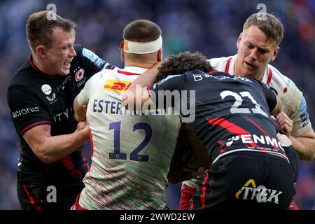 Londres, Angleterre, samedi 23 mars 2024. Nick Tompkins des Saracens et Andy Christie avec Andre Esterhuizen des Harlequins et George Hammond lors du Gallagher Premiership match entre Saracens et Harlequins au Tottenham Stadium de Londres. Ben Whitley/Alamy Live News Banque D'Images