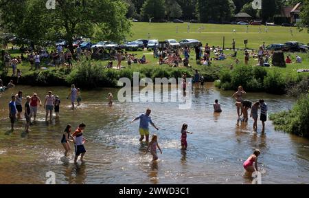 27/05/2012 ..avec le cricket étant joué sur le vert du village, les gens se rafraîchissent dans la rivière à Tilford, Surrey....tous droits réservés - F Stop Press. w Banque D'Images