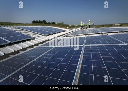 ***PHOTO GRATUITE POUR USAGE ÉDITORIAL*** photo de fichier inédite datée du 23/05/12 montrant des panneaux solaires sur le toit vert avant son ouverture aujourd'hui Banque D'Images