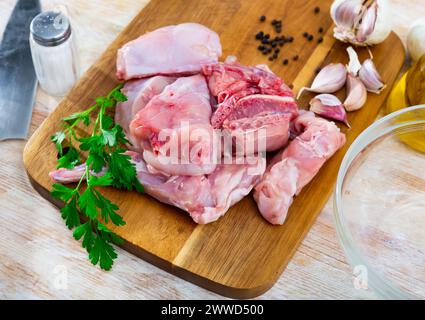 Pattes de lapin portionnées et selle aux herbes et épices Banque D'Images