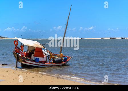 Bateau de pêche à Praia Barra do Cunhaú, Canguaretama, près de Natal et Praia de Pipa, Rio Grande do Norte, Brésil, les 31 et 3 mars 2013. Banque D'Images