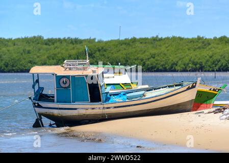 Bateau de pêche à Praia Barra do Cunhaú, Canguaretama, près de Natal et Praia de Pipa, Rio Grande do Norte, Brésil, les 31 et 3 mars 2013. Banque D'Images