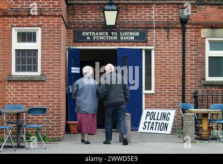 03/05/2012. ..les électeurs arrivent au bureau de vote situé dans une salle de réception dans le pub Moon à Spondon, Derbyshire...tous droits réservés - F Stop Banque D'Images