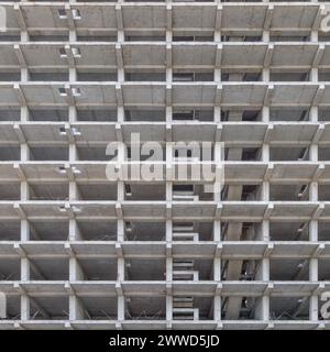 grand immeuble d'appartements de plusieurs étages est en construction Banque D'Images
