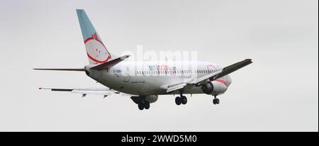 04/05/2012. ..Un BMI Baby Boeing 737-300 atterrit à l'aéroport d'East Midlands aujourd'hui... BMI Baby, la compagnie aérienne économique, sera mise au sol à partir de septembre, wi Banque D'Images