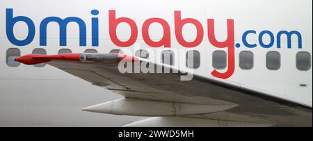 04/05/2012. ..A BMI Baby Boeing 737-300 à l'aéroport d'East Midlands aujourd'hui... BMI Baby, la compagnie aérienne économique, sera mise au sol à partir de septembre, avec som Banque D'Images