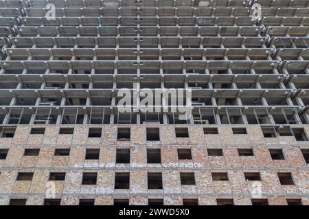 grand immeuble d'appartements de plusieurs étages est en construction Banque D'Images