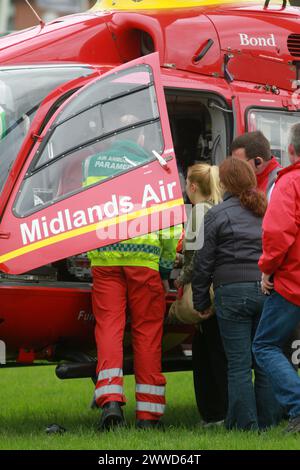 Photo du dossier datée du 28/04/2012 montrant un hélicoptère d'urgence Eurocopter EC 135 de Midlands lors d'un appel d'urgence au Staffordshire Showground, Stafford.. Banque D'Images