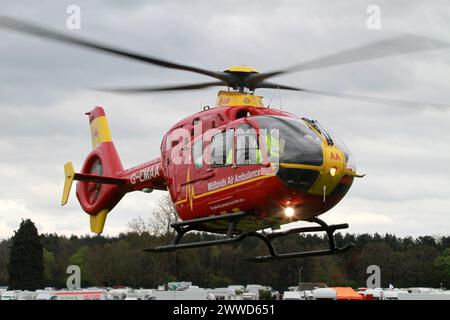 Photo du dossier datée du 28/04/2012 montrant un hélicoptère d'urgence Eurocopter EC 135 de Midlands lors d'un appel d'urgence au Staffordshire Showground, Stafford.. Banque D'Images