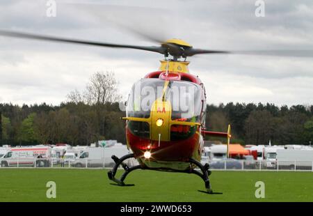 Photo du dossier datée du 28/04/2012 montrant un hélicoptère d'urgence Eurocopter EC 135 de Midlands lors d'un appel d'urgence au Staffordshire Showground, Stafford.. Banque D'Images