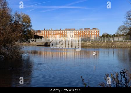 Façade géorgienne du palais de Hampton court reflétée et vue depuis la Tamise Banque D'Images