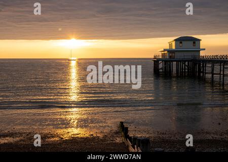 Yacht passe à travers le reflet du coucher de soleil spectaculaire sur l'île de Wight Banque D'Images