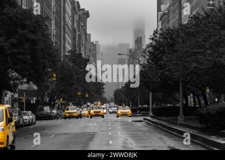 Taxis jaunes isolés contre une vue noire et blanche de Park Avenue sur Upper East Side, New York City Banque D'Images